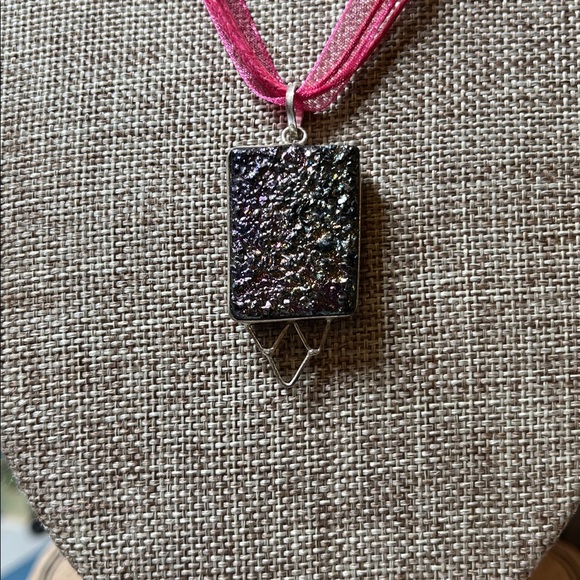 Artisan druzy style pendant on pink ribbon necklace - Picture 4 of 10